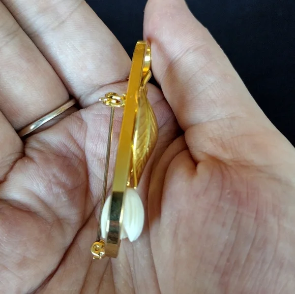 Floral Gold and White Brooch - Picture 7 of 9